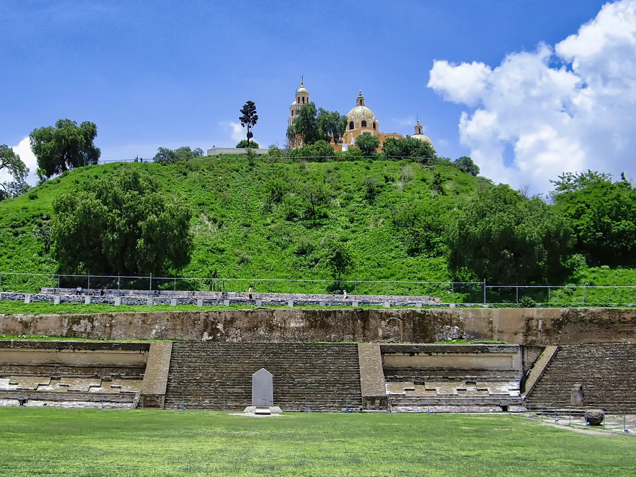 La Gran Pirámide de Cholula con el Santuario de los Remedios y el Popocatépetl al fondo